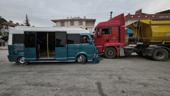 Konya'da hafriyat kamyonu ile minibüs çarpıştı: 10 yaralı