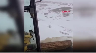 Muş’ta kar yağışı nedeniyle yollarda kalan araçların sürücüleri kurtarıldı