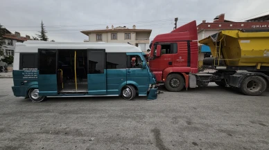 Konya'da hafriyat kamyonu ile minibüs çarpıştı: 10 yaralı