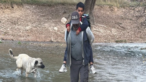 Baba Sevgisi Engelleri Aşıyor: Oğlunu Her Gün Sırtında Okula Götürüyor