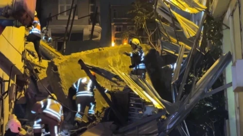 İstanbul'da 5 katlı metruk bina çöktü