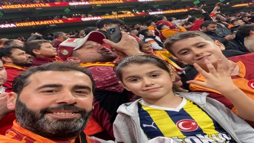Galatasaray Tribününde Fenerbahçe Formasıyla Maç İzledi! 9 Yaşındaki Ecrin Gündem Oldu