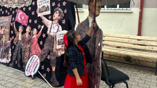 Minik Öğrenci Atatürk Maketini Şemsiyeyle Korudu!
