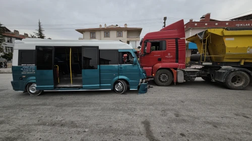 Konya'da hafriyat kamyonu ile minibüs çarpıştı: 10 yaralı