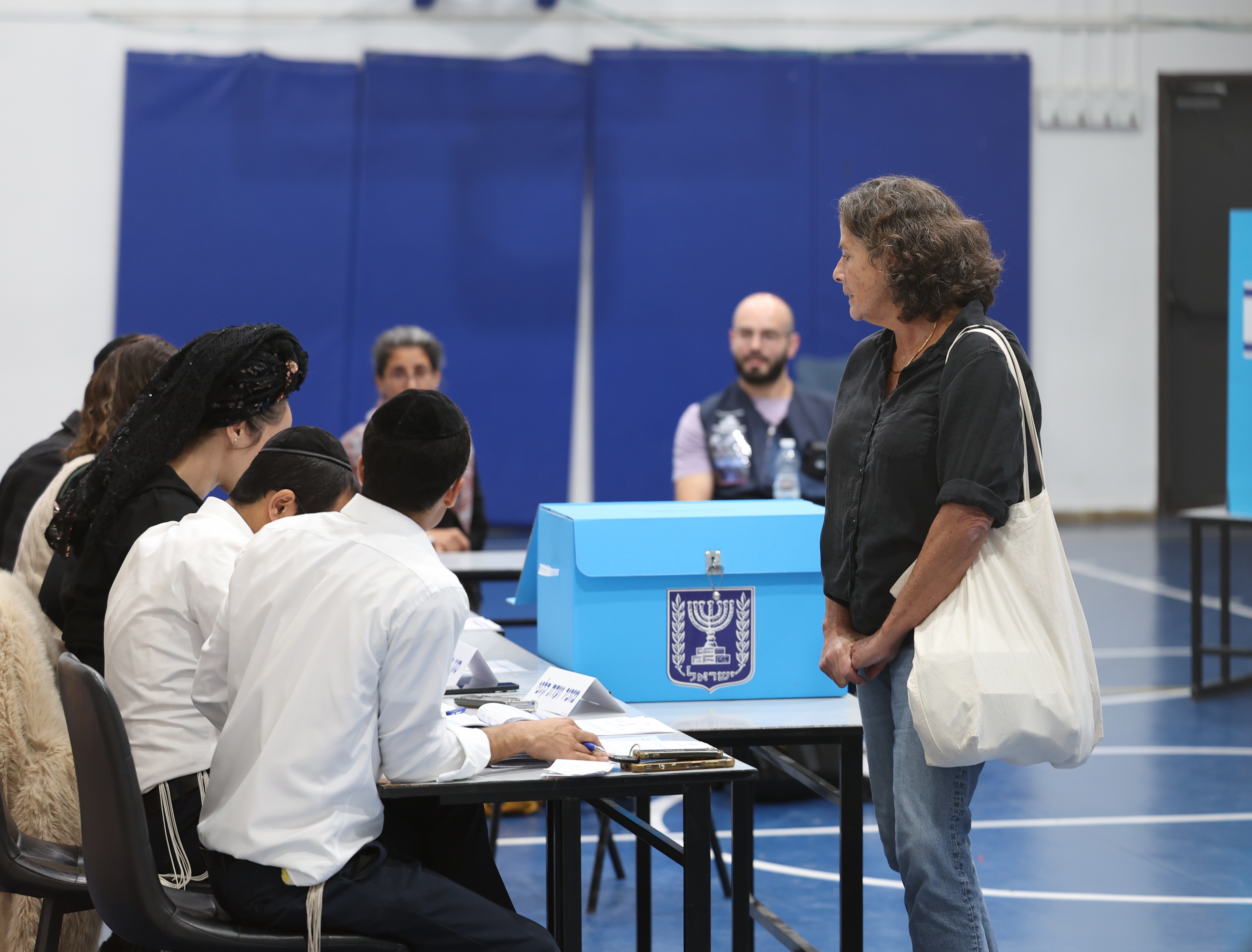 israilde-secimlerde-sandiklarin-yuzde-90indan-fazlasi-acildi-cogunluk-saglanamadi