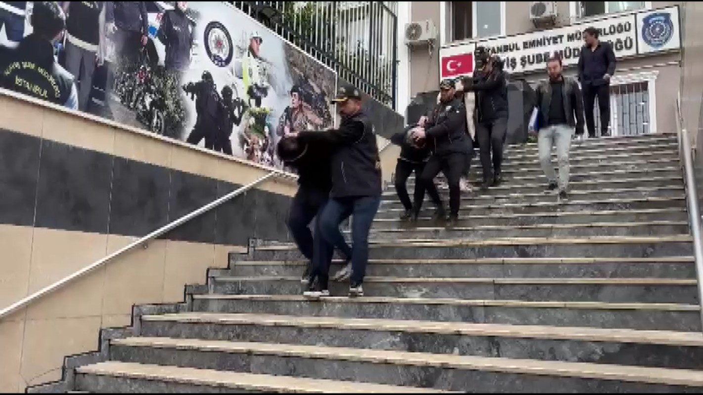 kadikoyde-harac-icin-doviz-burosunu-kursunlayan-supheliler-kamerada-5-gozalti