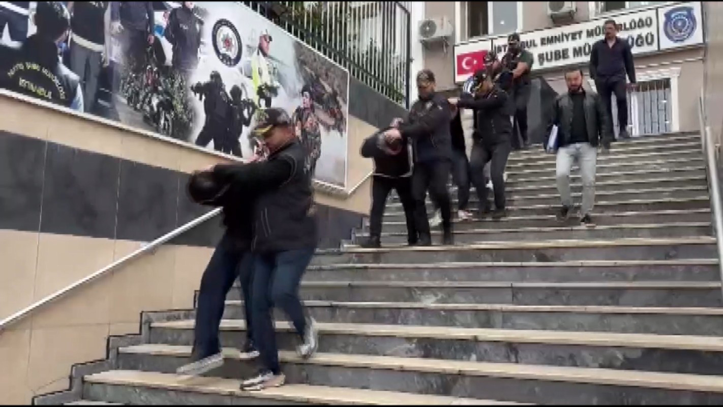 kadikoyde-harac-icin-doviz-burosunu-kursunlayan-supheliler-kamerada-5-gozalti
