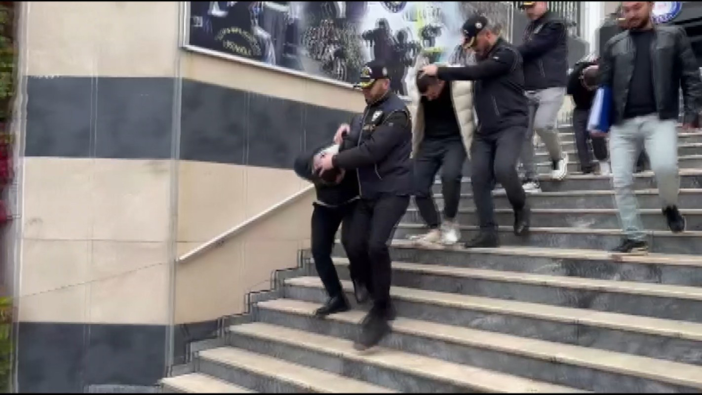 kadikoyde-harac-icin-doviz-burosunu-kursunlayan-supheliler-kamerada-5-gozalti