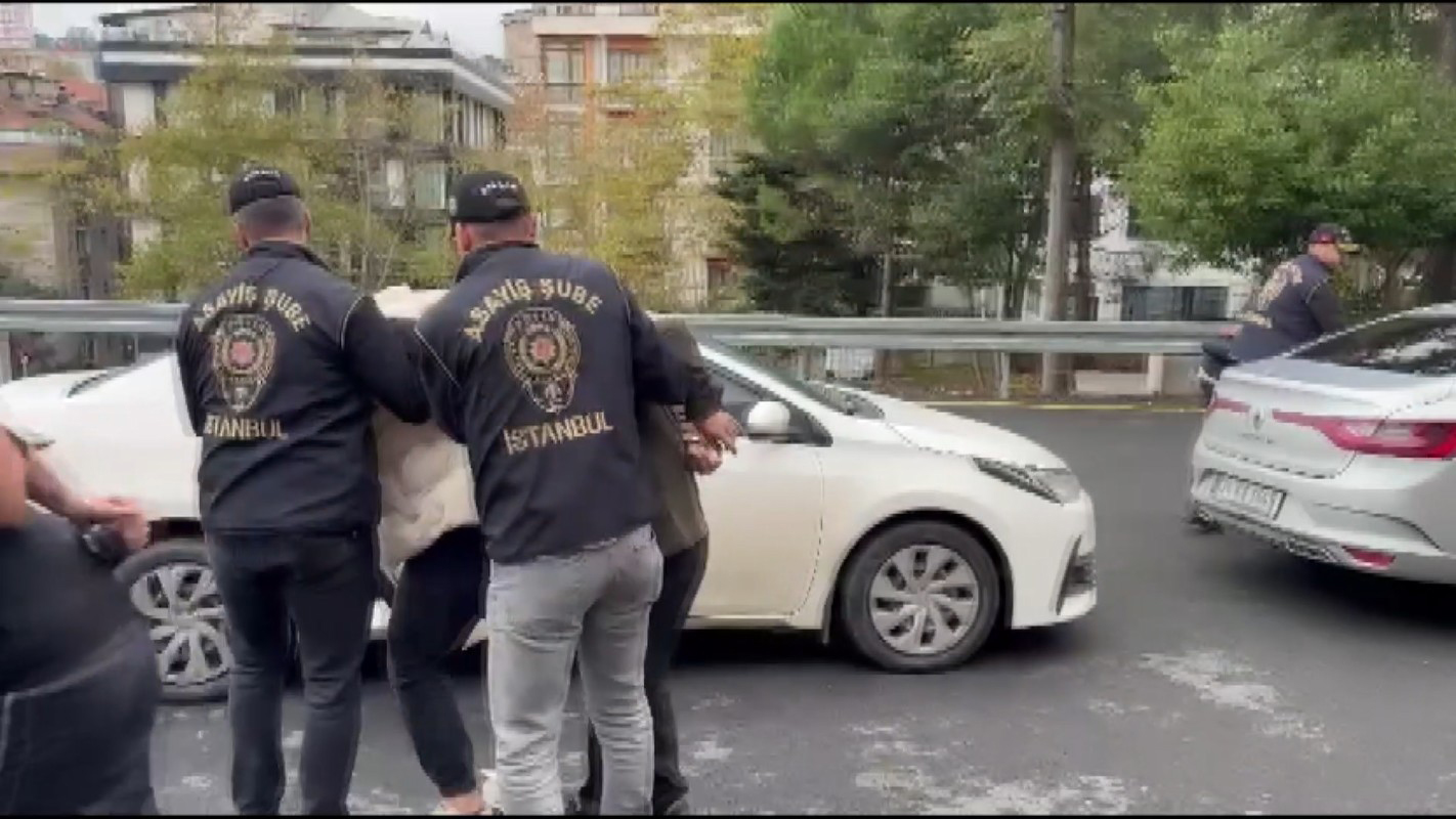 kadikoyde-harac-icin-doviz-burosunu-kursunlayan-supheliler-kamerada-5-gozalti