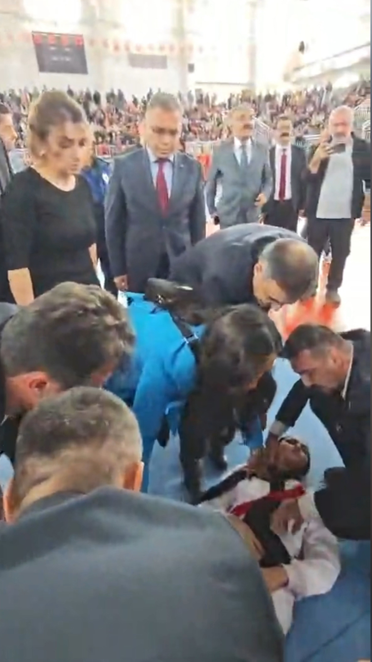 torende-fenalasan-ogrenciye-doktor-olan-milletvekili-ile-il-baskani-mudahale-etti