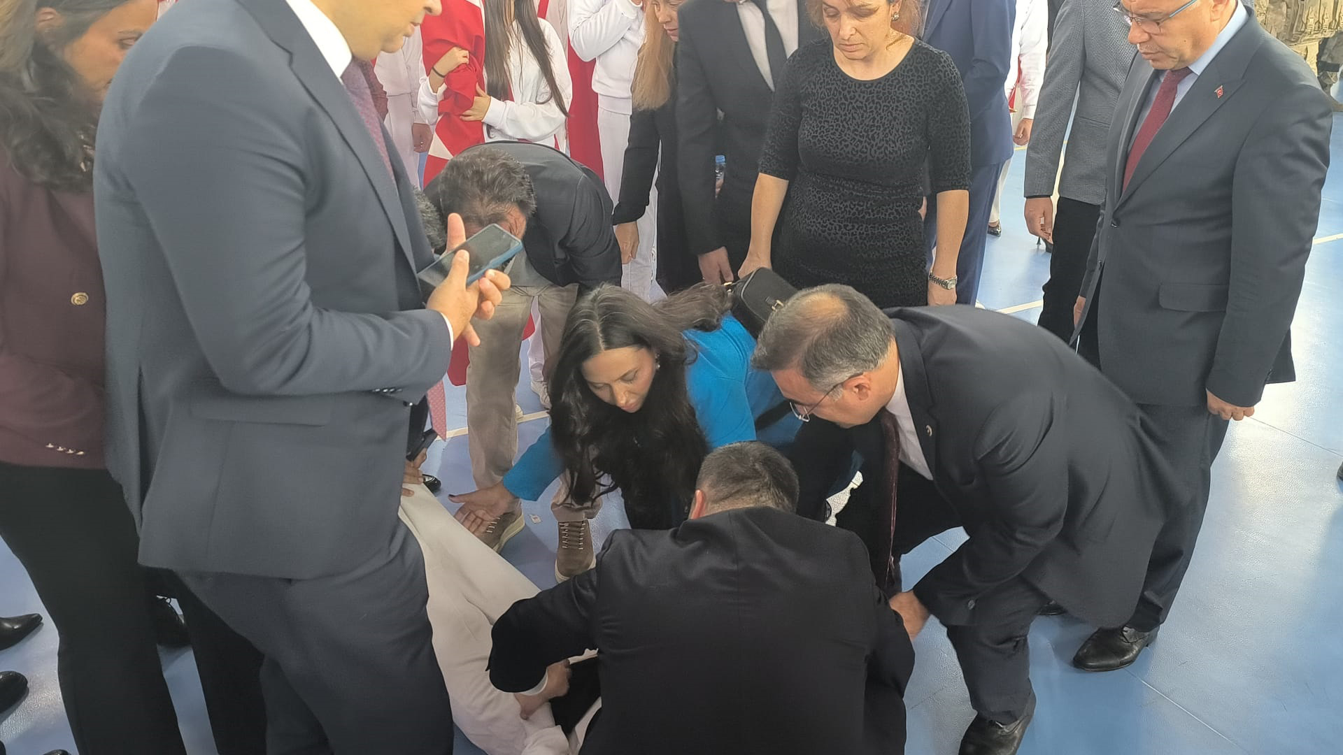 torende-fenalasan-ogrenciye-doktor-olan-milletvekili-ile-il-baskani-mudahale-etti
