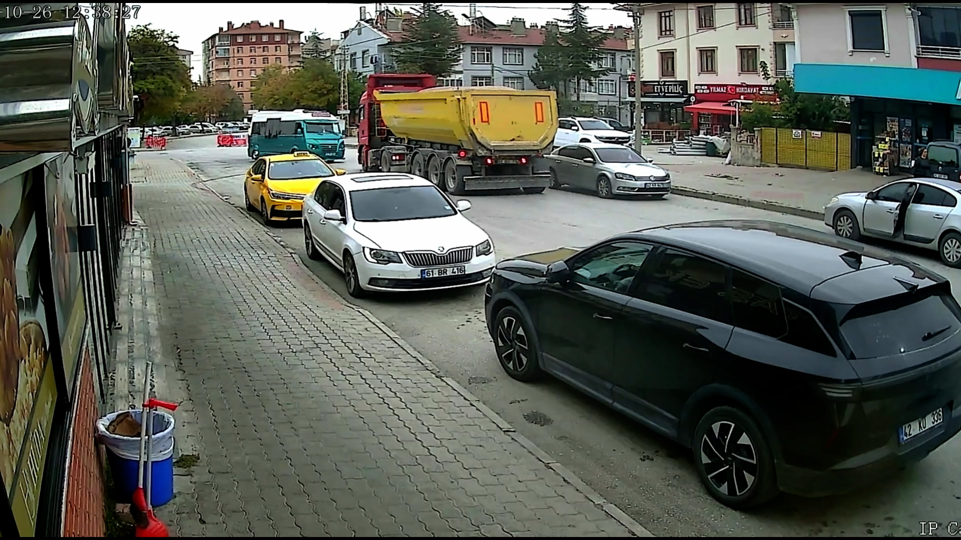yolcu-minibusu-ile-hafriyat-kamyonu-carp-1575368-468543-alza8haw.jpg